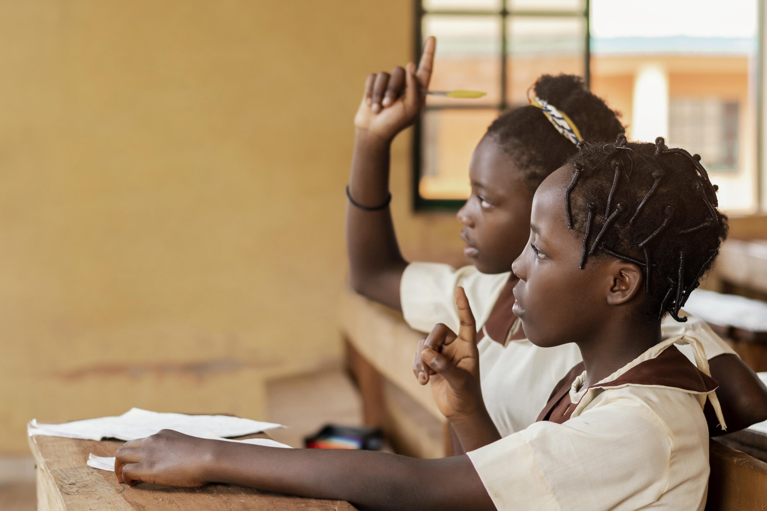african-kids-paying-attention-class (1)